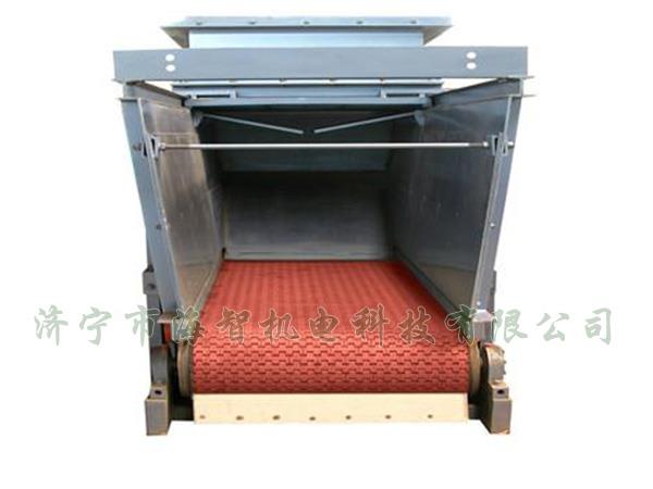 防腐蝕帶式（甲帶）給料機采用了防打滑膠帶，防止在物料輸送過程中造成撒料后果